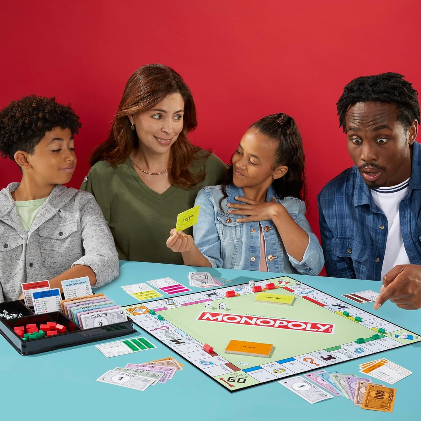 Hasbro Games Monopoly Gioco da Tavolo Ideale per Famiglia e Amici - 2-6 Giocatori