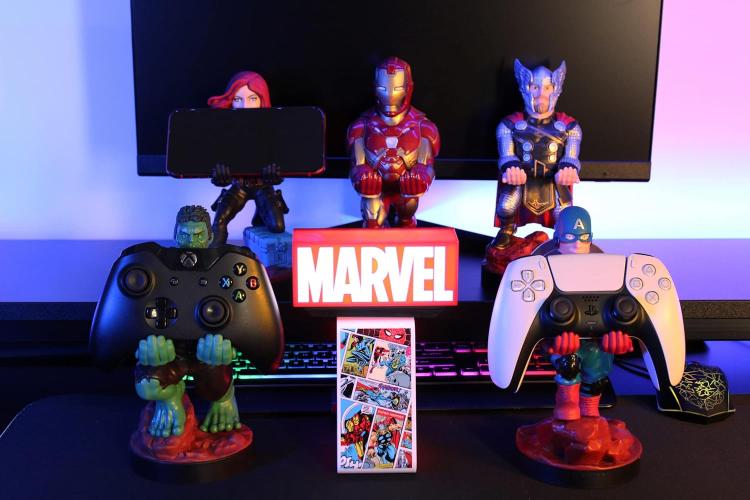 Cable Guys - (Logo Lampada Marvel) Statuetta Base Ricarica Smartphone Controller