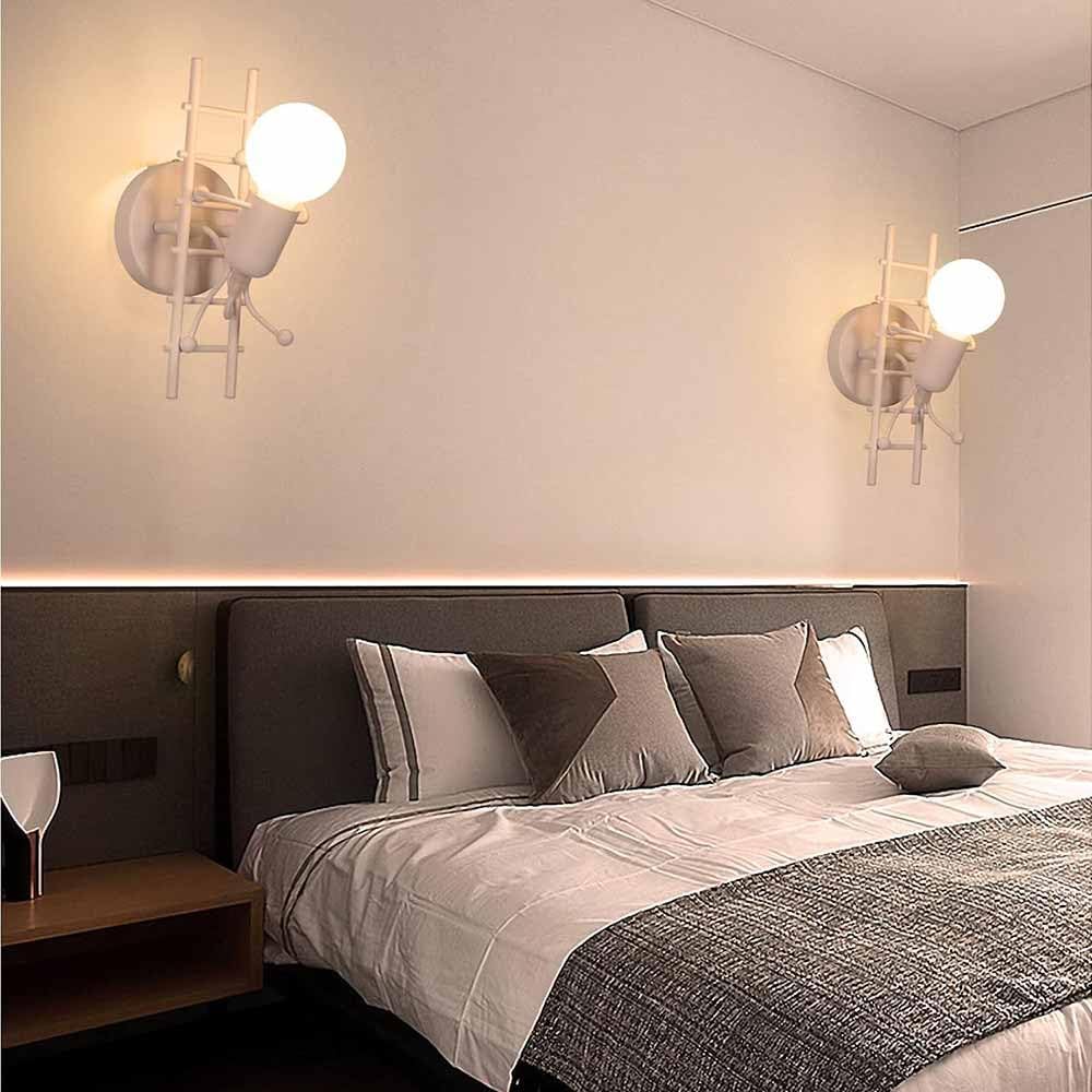 Universo - Applique da Parete Decorativo a Forma di Omino - Lampada da Muro in Metallo con Attacco E27 per Arredo Casa Soggiorno Ingresso (Omino sulla Scala Bianco)