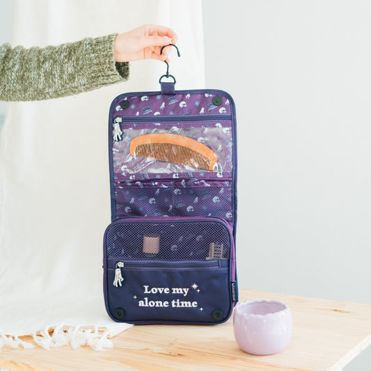 Beauty Case da Viaggio (Mercoledì Wednesday Addams) Collection Borsa Bag Borsellino Donna da Viaggio da Appendere Impermeabile con Scomparti e Gancio | Organizer Trucchi Portatile, Regalo Donna (24 x 20 x 9 cm)