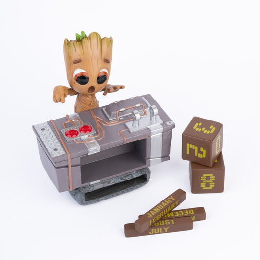 Calendario Perpetuo - Marvel (I am DJ Groot Death Button) 3D da Tavolo Figure Gadget Statua Decorazione per Scrivania Fans: Regalo Gadget Guardiani della Galassia 11,5 x 13,5 x 9,9 cm
