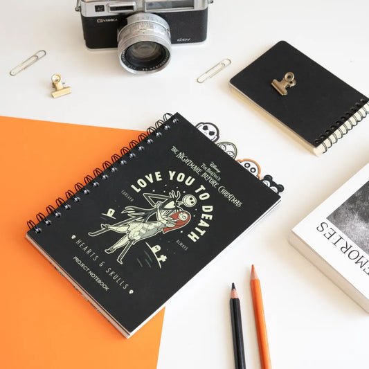 Quaderno Appunti A5 Disney (The Nightmare Before Christmas) TNBC Taccuino con Anelli Bullet Journal Puntinato Diviso in Sezioni con 4 Separatori e Copertina Morbida, 160 Pagine | Scuola Cancelleria, Diario Personale