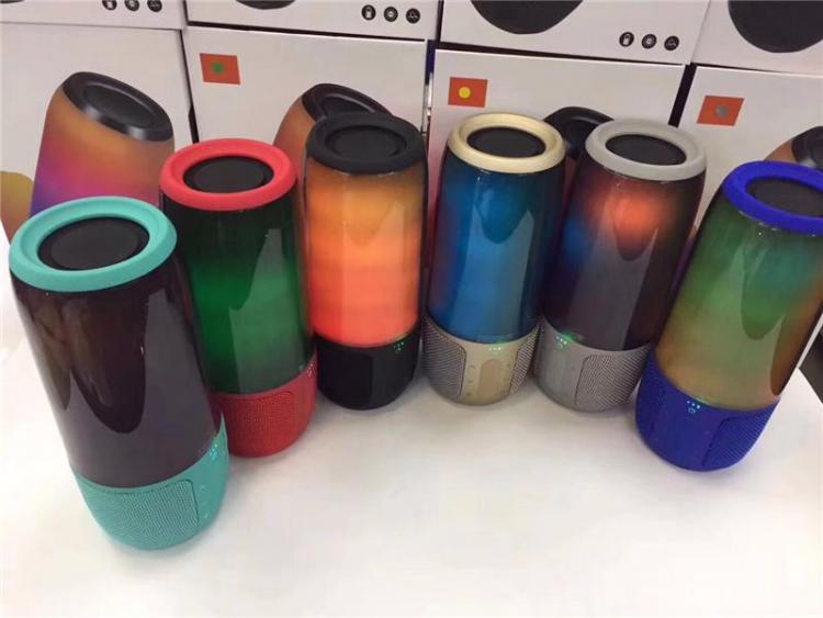 CASSA SPEAKER BLUETOOTH IMPERMEABILE LAMPADA LED PULS VIVAVOCE SMARTPHONE IPHONE