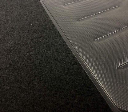 Set 4 Tappetini In Moquette Auto Universali Tappeti Con Battitacco Nero E Grigio