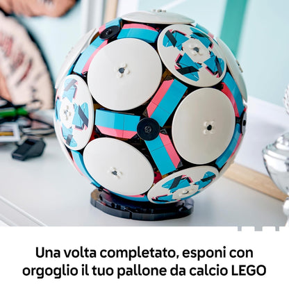 LEGO Editions 43019 (Pallone da Calcio) con Mini-Stadio Interattivo - 1498 pcs Kit Modellismo per Action Figure 3D da Esposizione - Giocattolo Decorazione Cameretta - Regalo per Bambini e Bambine da 10 Anni e Fan Adulti Sport Calcio (World Cup 2026)