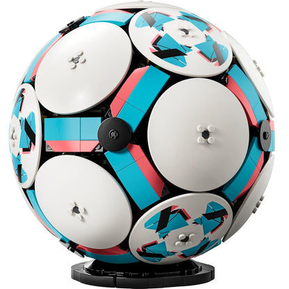 LEGO Editions 43019 (Pallone da Calcio) con Mini-Stadio Interattivo - 1498 pcs Kit Modellismo per Action Figure 3D da Esposizione - Giocattolo Decorazione Cameretta - Regalo per Bambini e Bambine da 10 Anni e Fan Adulti Sport Calcio (World Cup 2026)