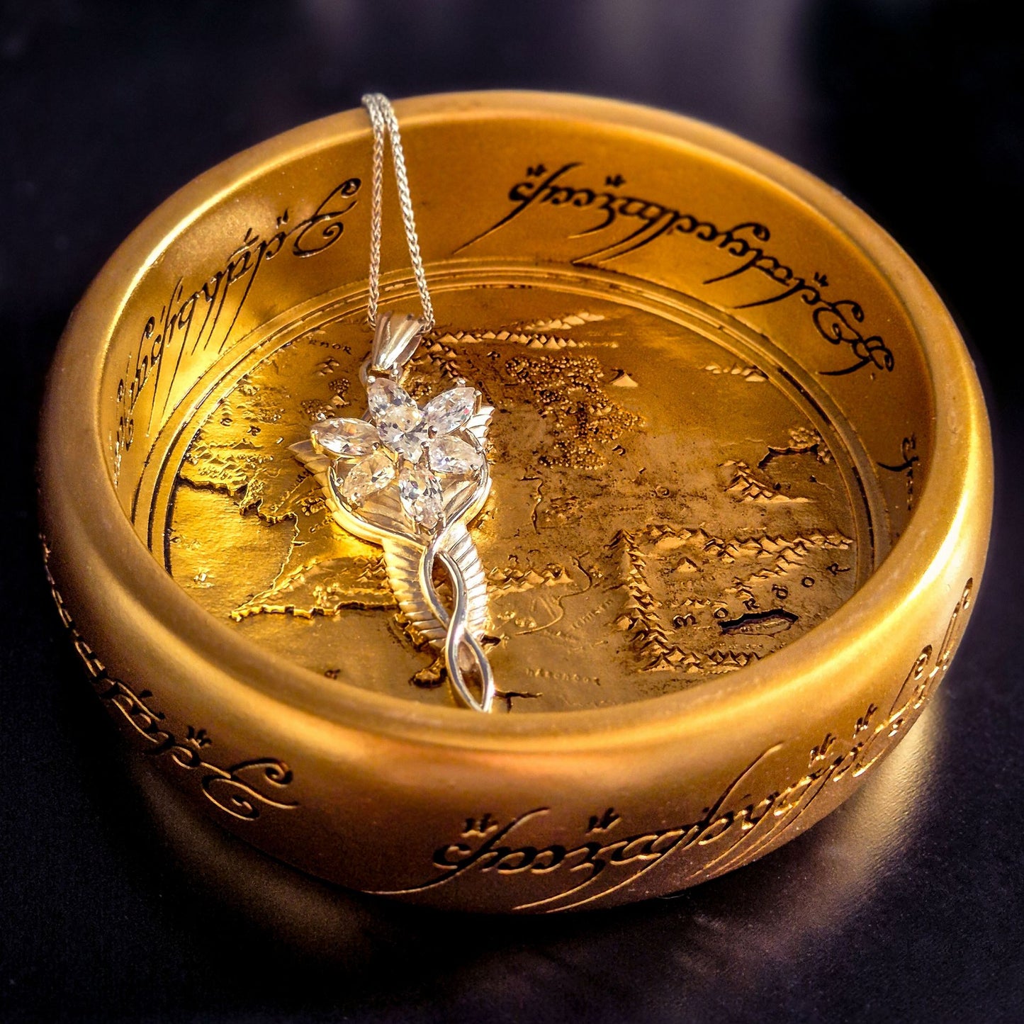 Nemesis Now Lord Of The Rings The One Ring Portagioie Piatto In Resina 11 cm - Mappa Di Mordor Da Collezione