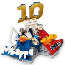 LEGO Editions 43013 (Kylian Mbappe) Highlights Calcistici Leggenda del Calcio - 490 pcs Kit Modellismo con Action Figure 3D da Esposizione - Giocattolo Decorazione Cameretta - Regalo per Bambini e Bambine da 10 Anni e Fan Adulti (World Cup 2026)