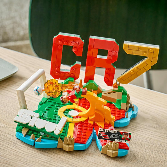 LEGO Editions 43012 (Cristiano Ronaldo) Highlights Leggenda del Calcio - 490 pcs Kit Modellismo con Action Figure 3D da Esposizione - Giocattolo Decorazione Cameretta - Regalo per Bambini e Bambine da 10 Anni e Fan Adulti (World Cup 2026)