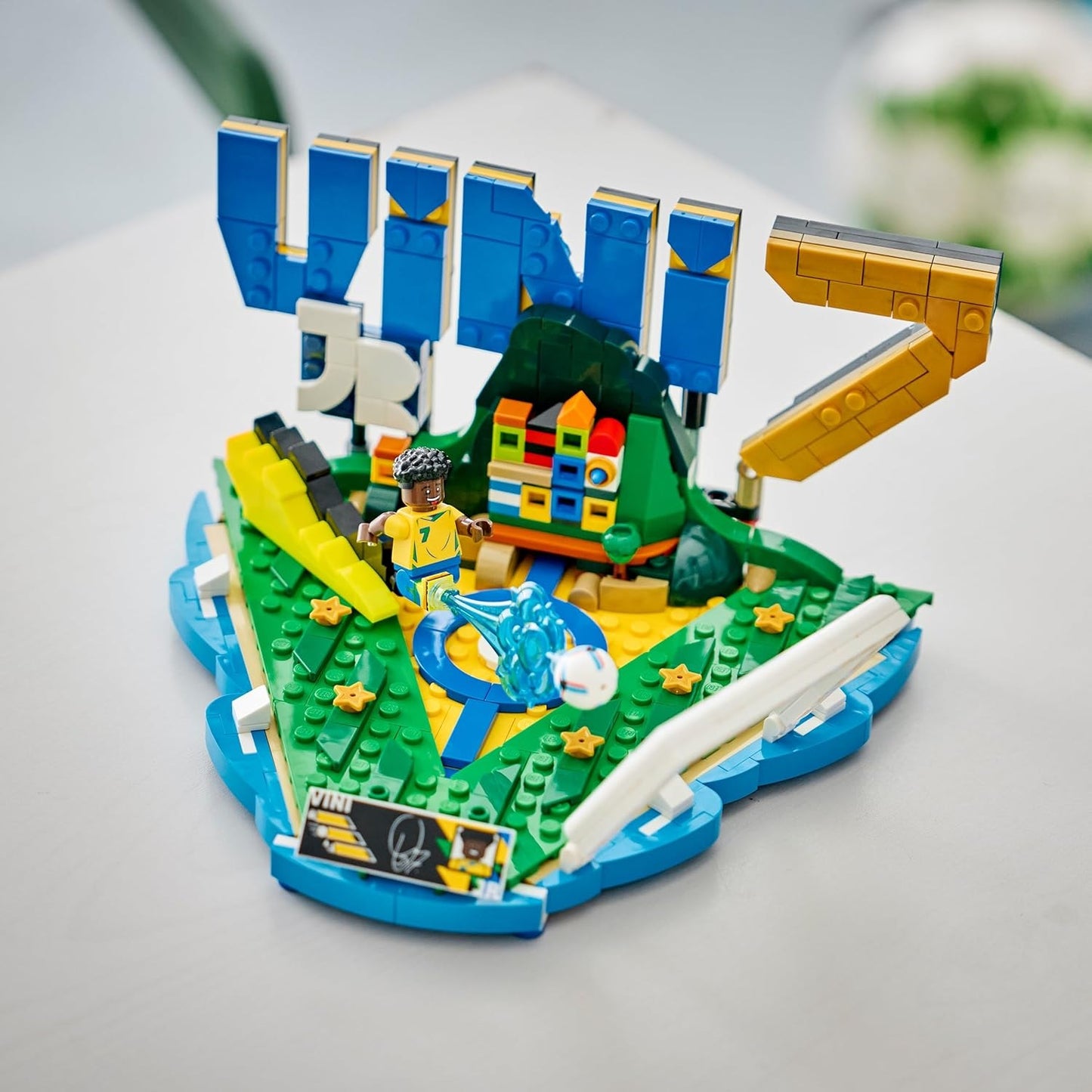 LEGO Editions 43027 (Vini Jr.) Highlights Calcistici Leggenda del Calcio - 510 pcs Kit Modellismo con Action Figure 3D da Esposizione - Giocattolo Decorazione Cameretta - Regalo per Bambini e Bambine da 10 Anni e Fan Adulti (World Cup 2026)