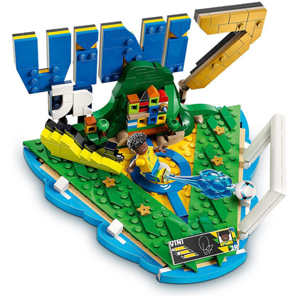 LEGO Editions 43027 (Vini Jr.) Highlights Calcistici Leggenda del Calcio - 510 pcs Kit Modellismo con Action Figure 3D da Esposizione - Giocattolo Decorazione Cameretta - Regalo per Bambini e Bambine da 10 Anni e Fan Adulti (World Cup 2026)
