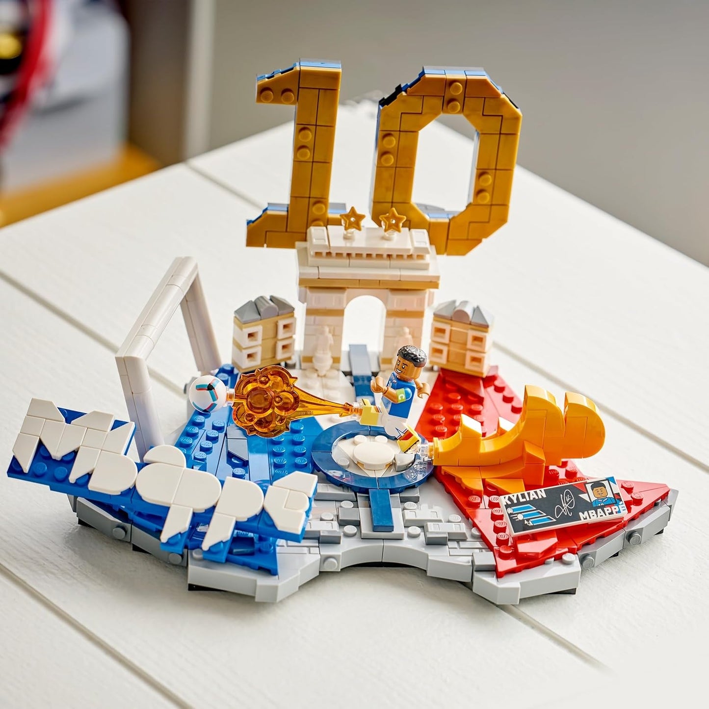LEGO Editions 43013 (Kylian Mbappe) Highlights Leggenda del Calcio - 490 pcs Kit Modellismo con Action Figure 3D da Esposizione - Giocattolo Decorazione Cameretta - Regalo per Bambini e Bambine da 10 Anni e Fan Adulti (World Cup 2026)