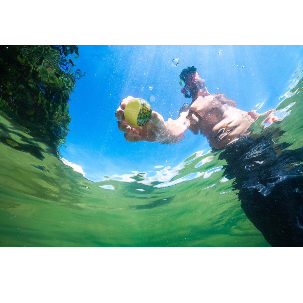 Waboba Pallina Original Skips on Water Ball (1pz) Palla che rimbalza sull’acqua, originale per saltare sull'oceano, lago e piscina – Giocattolo acquatico ad alte prestazioni per un'estate di divertimento senza fine (Astratto al neon)