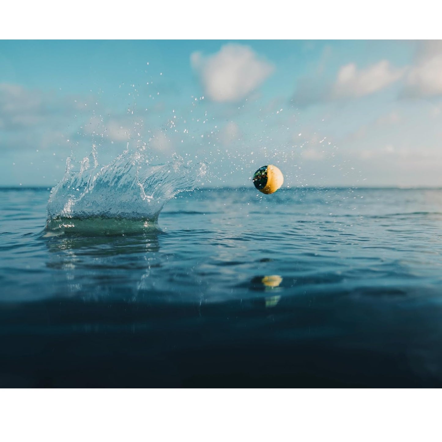 Waboba Pallina Original Skips on Water Ball (1pz) Palla che rimbalza sull’acqua, originale per saltare sull'oceano, lago e piscina – Giocattolo acquatico ad alte prestazioni per un'estate di divertimento senza fine (Astratto al neon)
