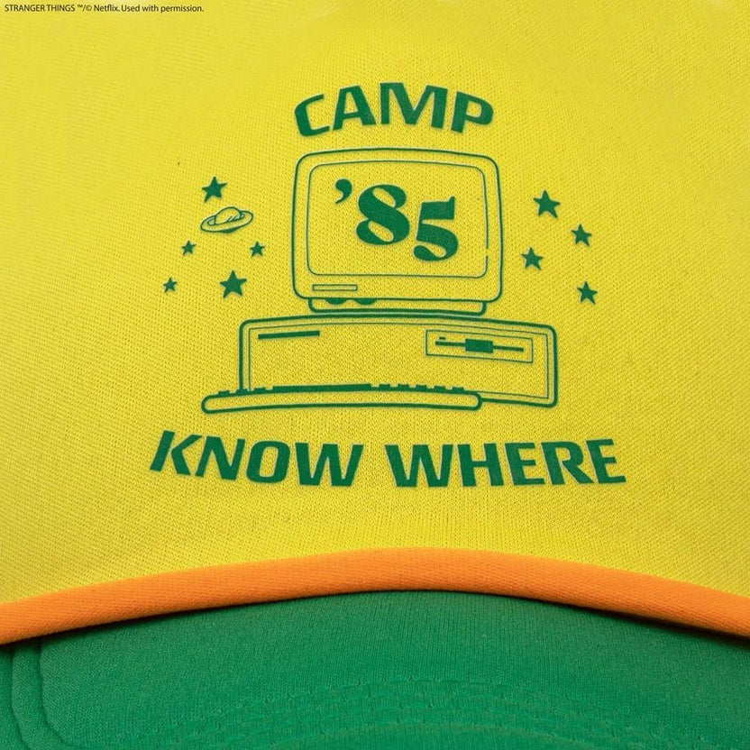 Cinereplicas - Stranger Things (Camp Know Where) Cappellino Ufficiale Strapback - Berretto Cappello Trucker con Visiera Curva Stile Baseball Basket Cap
