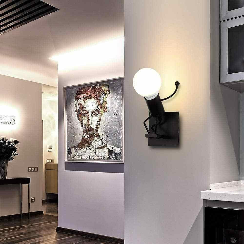 Universo - Applique da Parete Decorativo a Forma di Omino - Lampada da Muro in Metallo con Attacco E27 per Arredo Casa Soggiorno Ingresso (Omino che Salta Nero)