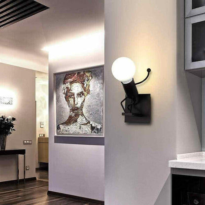 Universo - Applique da Parete Decorativo a Forma di Omino - Lampada da Muro in Metallo con Attacco E27 per Arredo Casa Soggiorno Ingresso (Omino che Salta Nero)