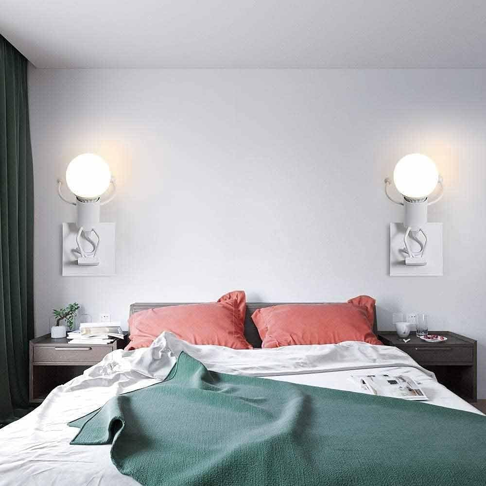 Universo - Applique da Parete Decorativo a Forma di Omino - Lampada da Muro in Metallo con Attacco E27 per Arredo Casa Soggiorno Ingresso (Omino che Salta Bianco)