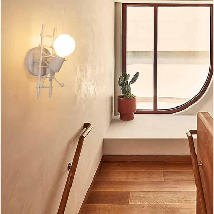 Universo - Applique da Parete Decorativo a Forma di Omino - Lampada da Muro in Metallo con Attacco E27 per Arredo Casa Soggiorno Ingresso (Omino sulla Scala Bianco)