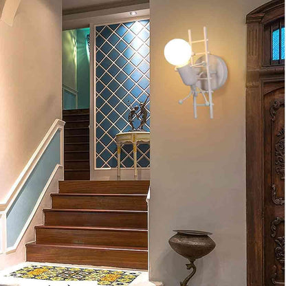 Universo - Applique da Parete Decorativo a Forma di Omino - Lampada da Muro in Metallo con Attacco E27 per Arredo Casa Soggiorno Ingresso (Omino sulla Scala Bianco)