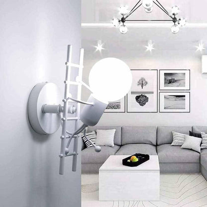 Universo - Applique da Parete Decorativo a Forma di Omino - Lampada da Muro in Metallo con Attacco E27 per Arredo Casa Soggiorno Ingresso (Omino sulla Scala Bianco)