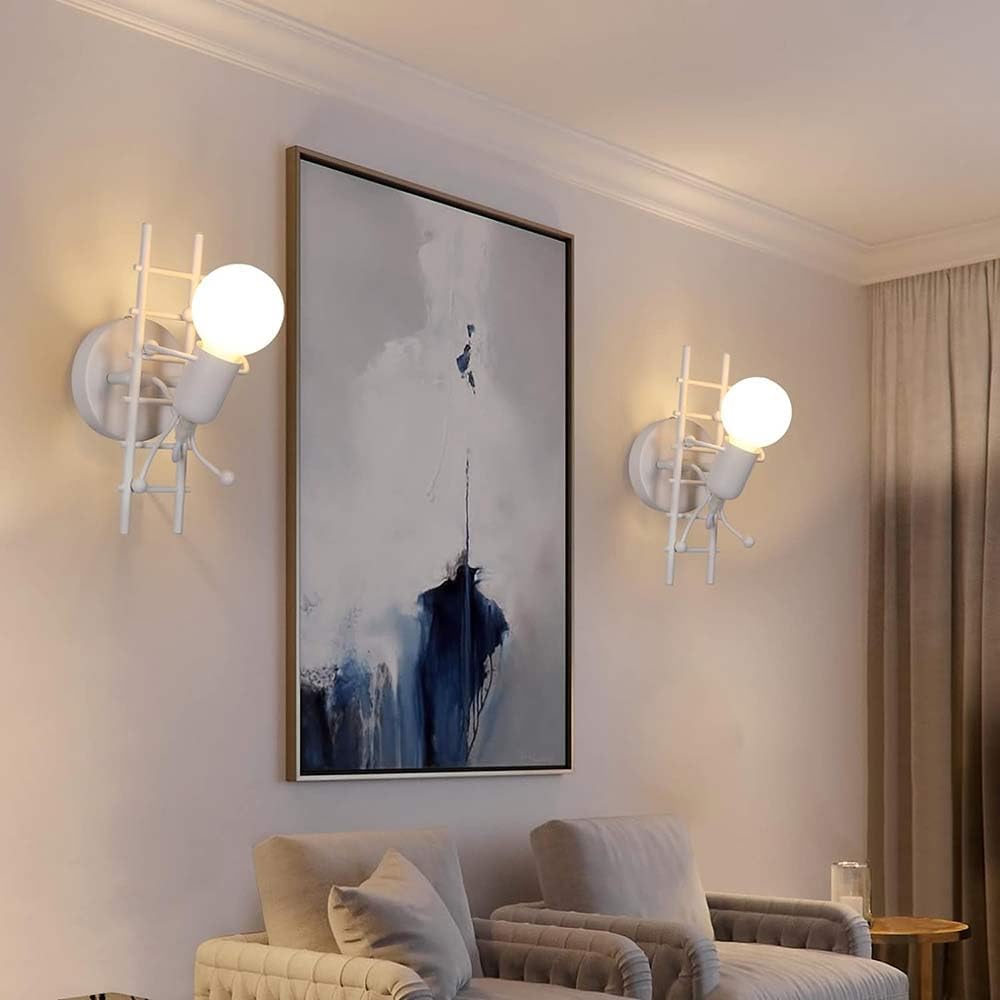 Universo - Applique da Parete Decorativo a Forma di Omino - Lampada da Muro in Metallo con Attacco E27 per Arredo Casa Soggiorno Ingresso (Omino sulla Scala Bianco)