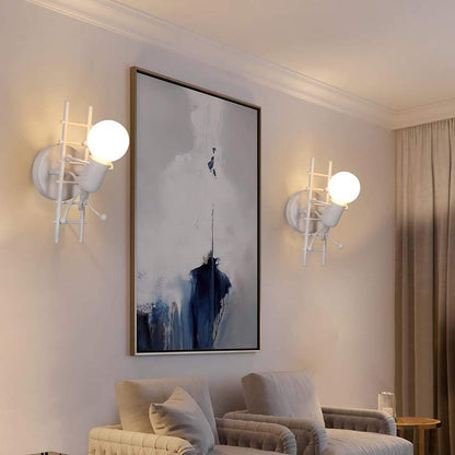 Universo - Applique da Parete Decorativo a Forma di Omino - Lampada da Muro in Metallo con Attacco E27 per Arredo Casa Soggiorno Ingresso (Omino sulla Scala Bianco)