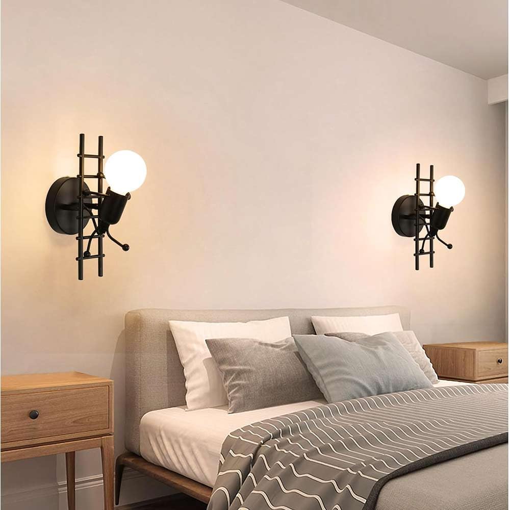 Universo - Applique da Parete Decorativo a Forma di Omino - Lampada da Muro in Metallo con Attacco E27 per Arredo Casa Soggiorno Ingresso (Omino sulla Scala Nero)