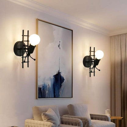 Universo - Applique da Parete Decorativo a Forma di Omino - Lampada da Muro in Metallo con Attacco E27 per Arredo Casa Soggiorno Ingresso (Omino sulla Scala Nero)