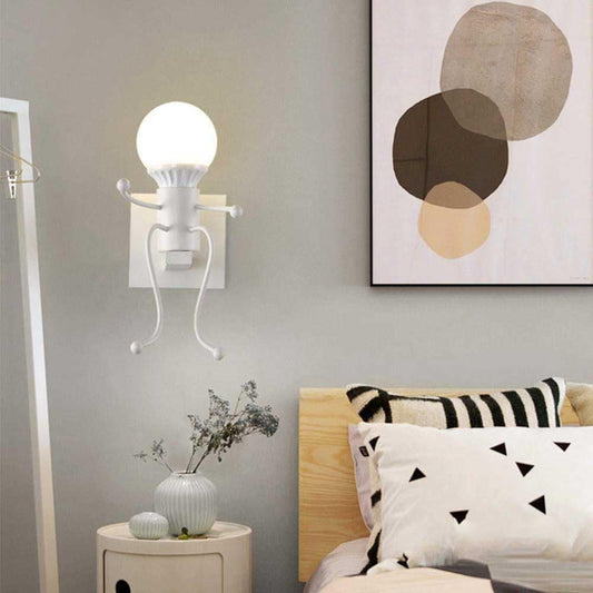 Universo - Applique da Parete Decorativo a Forma di Omino - Lampada da Muro in Metallo con Attacco E27 per Arredo Casa Soggiorno Ingresso (Omino Seduto Bianco)