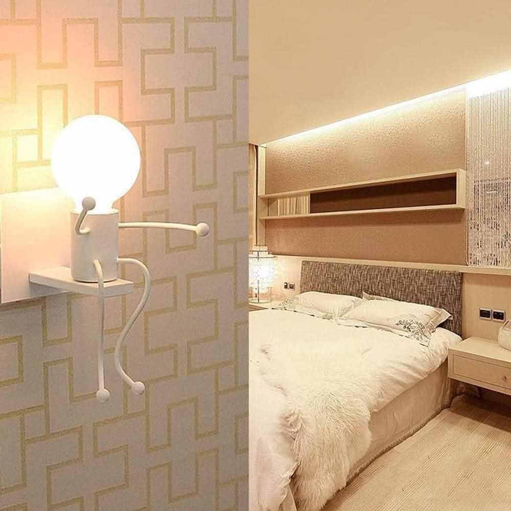 Universo - Applique da Parete Decorativo a Forma di Omino - Lampada da Muro in Metallo con Attacco E27 per Arredo Casa Soggiorno Ingresso (Omino Seduto Bianco)