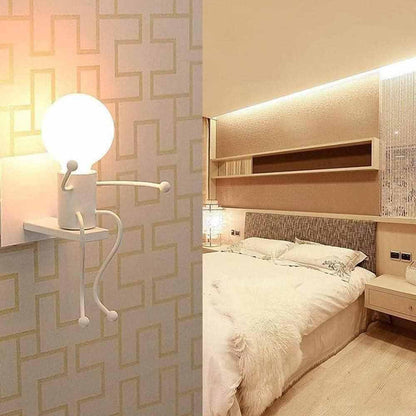 Universo - Applique da Parete Decorativo a Forma di Omino - Lampada da Muro in Metallo con Attacco E27 per Arredo Casa Soggiorno Ingresso (Omino Seduto Bianco)