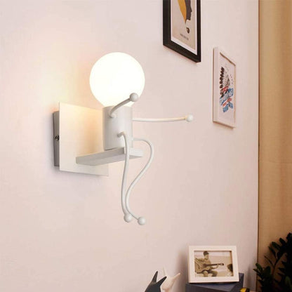 Universo - Applique da Parete Decorativo a Forma di Omino - Lampada da Muro in Metallo con Attacco E27 per Arredo Casa Soggiorno Ingresso (Omino Seduto Bianco)