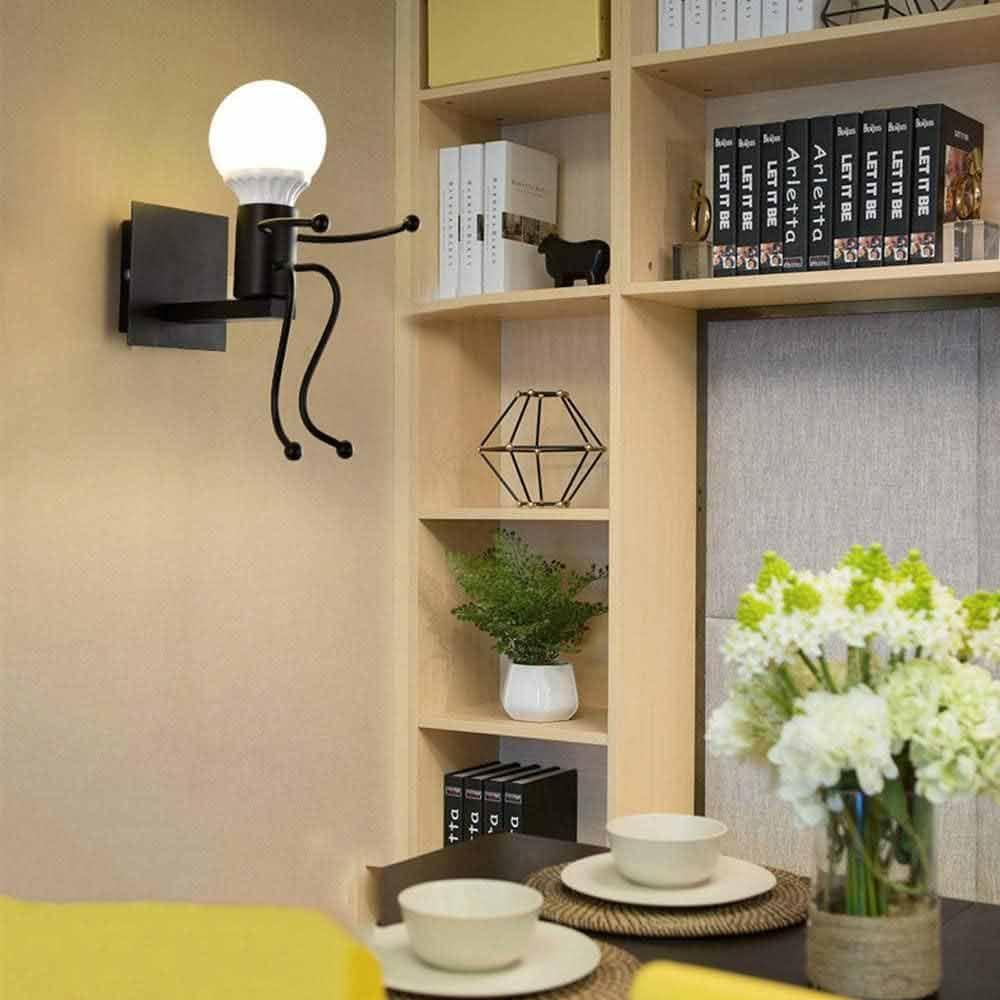 Universo - Applique da Parete Decorativo a Forma di Omino - Lampada da Muro in Metallo con Attacco E27 per Arredo Casa Soggiorno Ingresso (Omino Seduto Nero)