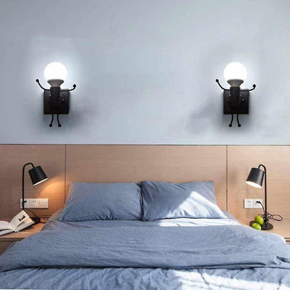 Universo - Applique da Parete Decorativo a Forma di Omino - Lampada da Muro in Metallo con Attacco E27 per Arredo Casa Soggiorno Ingresso (Omino Seduto Nero)