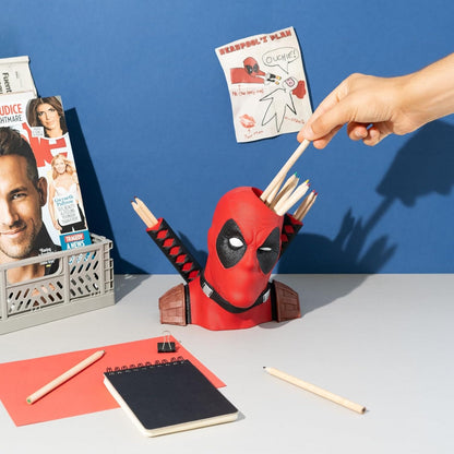 Portapenne da Scrivania Marvel (Deadpool) Gadget 3D - Porta Penne Decorativo in Resina con Scomparto Interno | Cancelleria (9,8 x 16,3 x 9,8 cm)