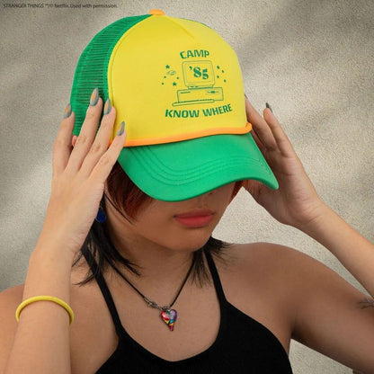 Cinereplicas - Stranger Things (Camp Know Where) Cappellino Ufficiale Strapback - Berretto Cappello Trucker con Visiera Curva Stile Baseball Basket Cap