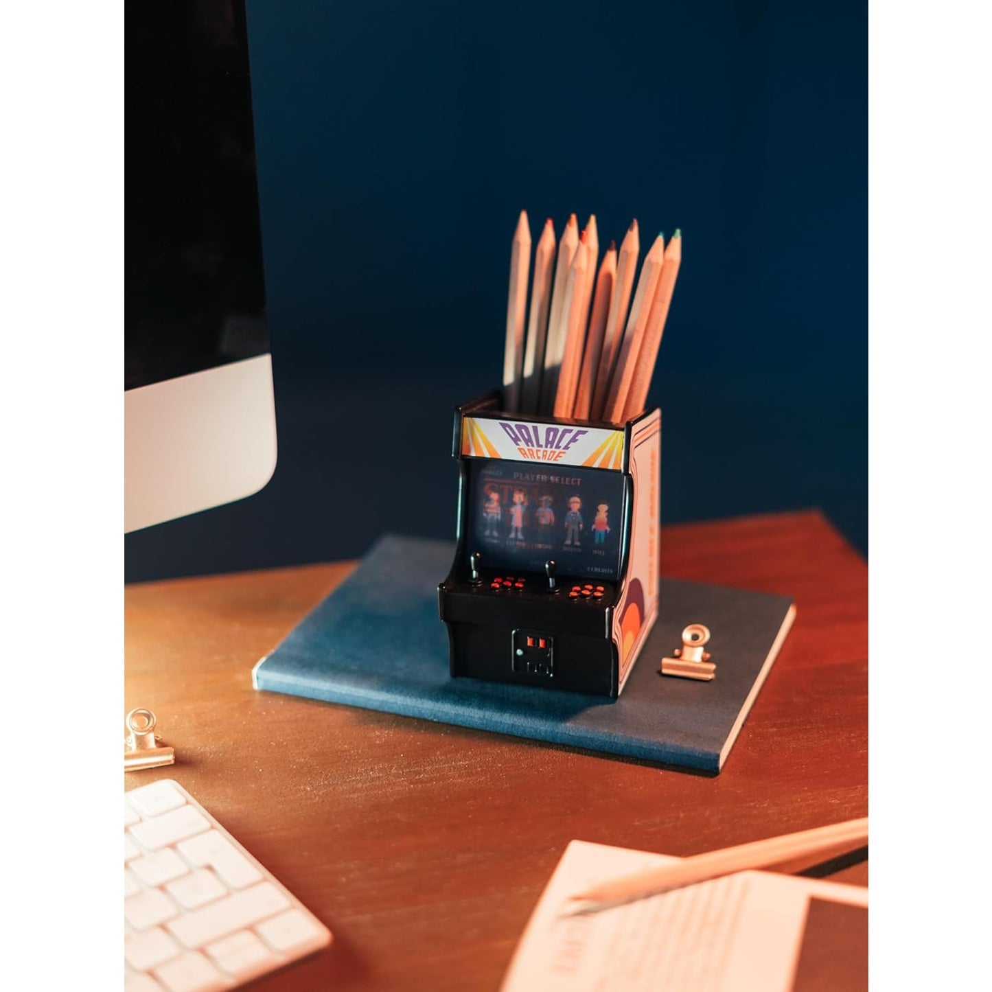 Portapenne da Scrivania (Stranger Things) Gadget 3D - Porta Penne Decorativo in Resina con Scomparto Interno | Cancelleria (9,8 x 16,3 x 9,8 cm)