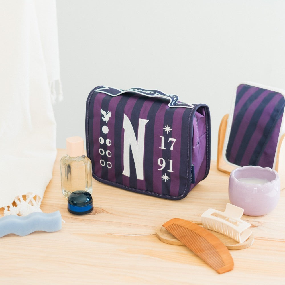 Beauty Case da Viaggio (Mercoledì Wednesday Addams) Collection Borsa Bag Borsellino Donna da Viaggio da Appendere Impermeabile con Scomparti e Gancio | Organizer Trucchi Portatile, Regalo Donna (24 x 20 x 9 cm)
