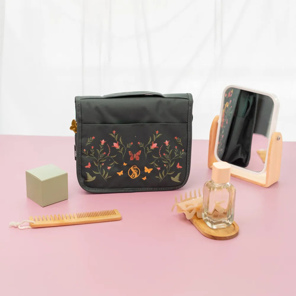 Beauty Case da Viaggio (Wicked) Collection Borsa Bag Borsellino Donna da Viaggio da Appendere Impermeabile con Scomparti e Gancio | Organizer Trousse Trucchi Portatile, Regalo Donna (24 x 20 x 9 cm)