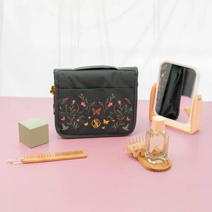 Beauty Case da Viaggio (Wicked) Collection Borsa Bag Borsellino Donna da Viaggio da Appendere Impermeabile con Scomparti e Gancio | Organizer Trousse Trucchi Portatile, Regalo Donna (24 x 20 x 9 cm)