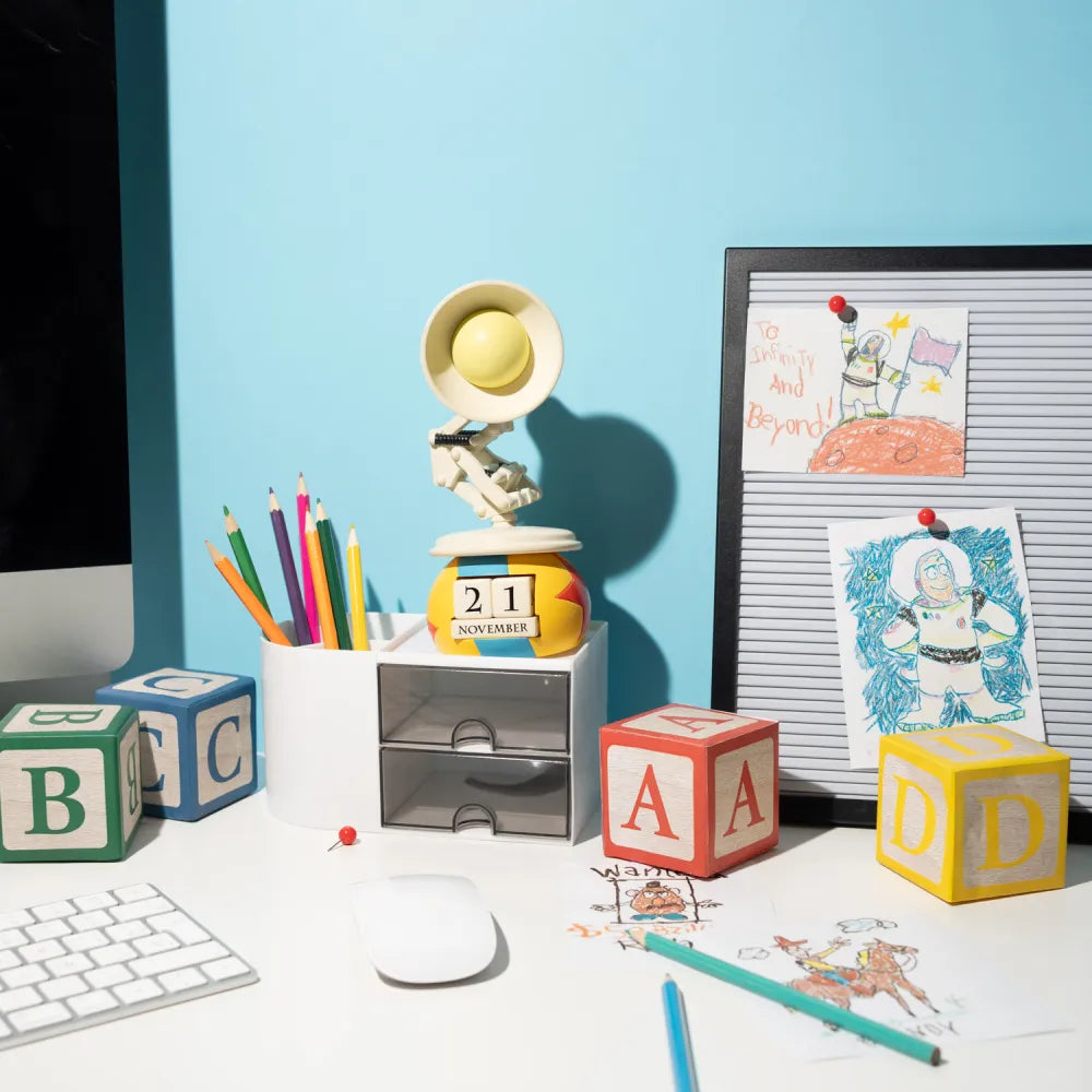 Calendario Perpetuo Disney Pixar 3D da Tavolo per Bambini | Decorazione da Scrivania per Fans: Regalo Disney Gadget Pixar 8,6 x 19 x 8,9 cm