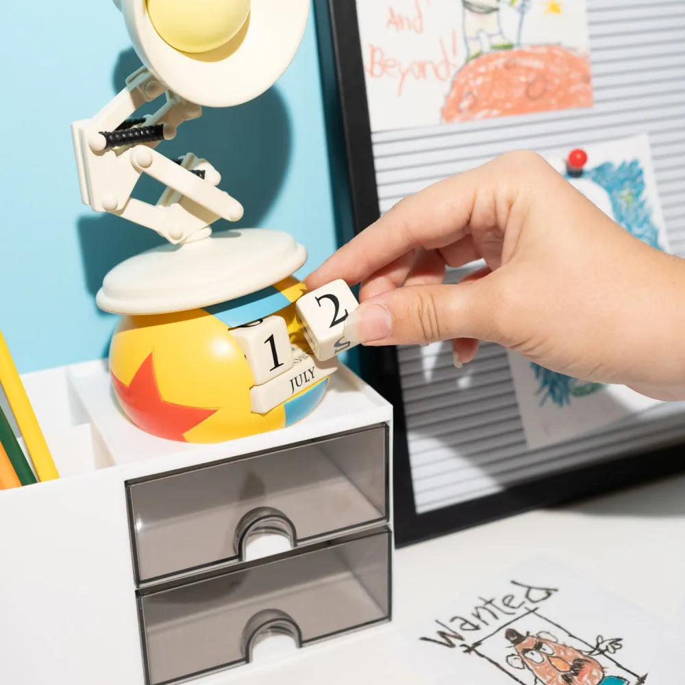 Calendario Perpetuo Disney Pixar 3D da Tavolo per Bambini | Decorazione da Scrivania per Fans: Regalo Disney Gadget Pixar 8,6 x 19 x 8,9 cm