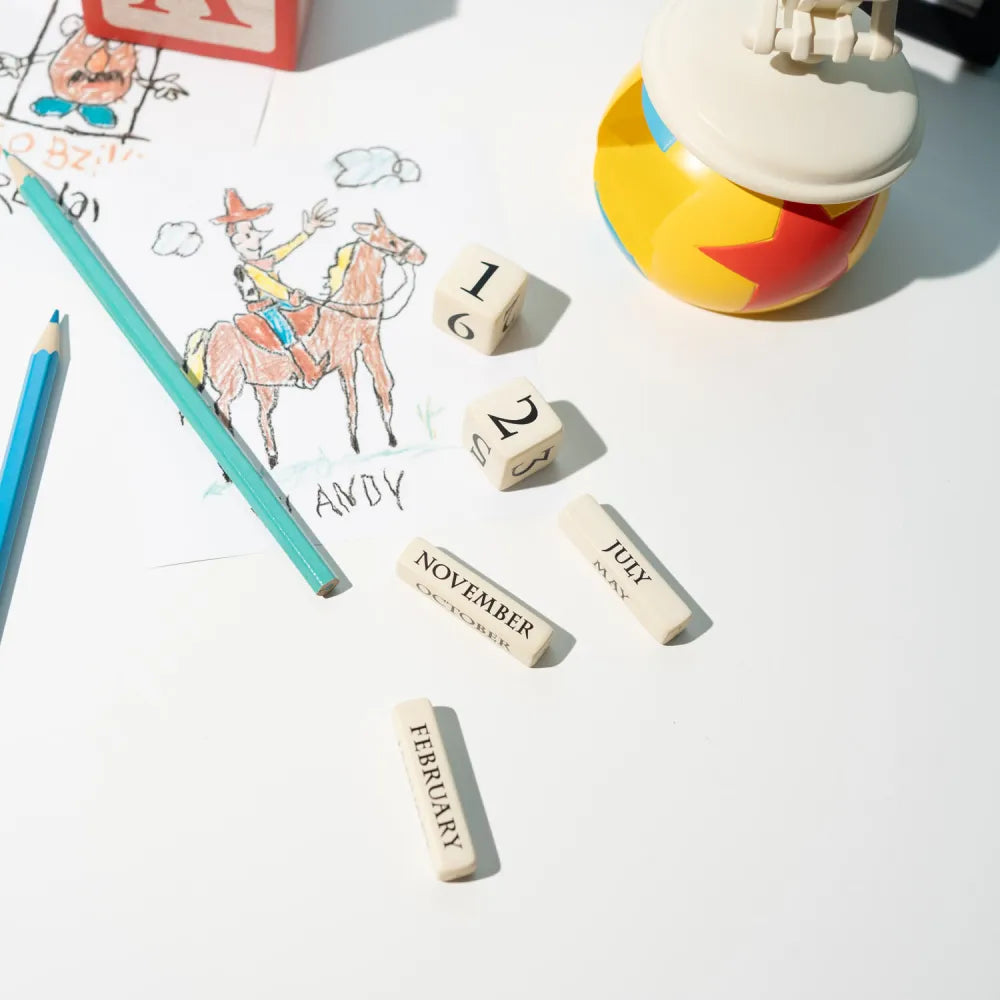 Calendario Perpetuo Disney Pixar 3D da Tavolo per Bambini | Decorazione da Scrivania per Fans: Regalo Disney Gadget Pixar 8,6 x 19 x 8,9 cm