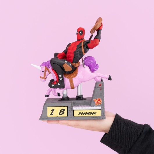Marvel Deadpool Pony Calendario 3D Perpetuo Da Tavolo Figure Gadget Statua 21Cm