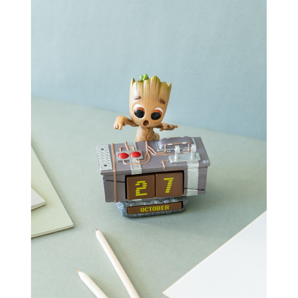 Calendario Perpetuo - Marvel (I am DJ Groot Death Button) 3D da Tavolo Figure Gadget Statua Decorazione per Scrivania Fans: Regalo Gadget Guardiani della Galassia 11,5 x 13,5 x 9,9 cm