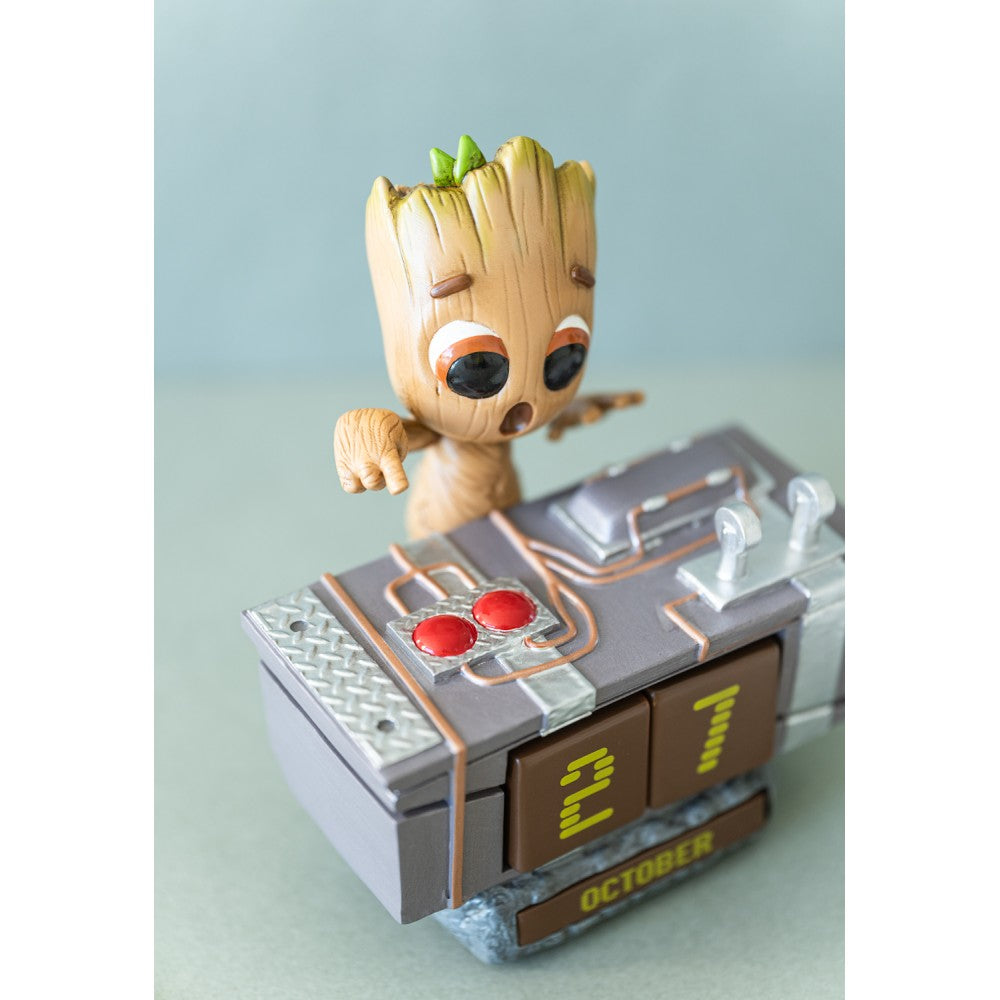 Calendario Perpetuo - Marvel (I am DJ Groot Death Button) 3D da Tavolo Figure Gadget Statua Decorazione per Scrivania Fans: Regalo Gadget Guardiani della Galassia 11,5 x 13,5 x 9,9 cm