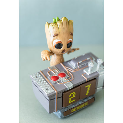 Calendario Perpetuo - Marvel (I am DJ Groot Death Button) 3D da Tavolo Figure Gadget Statua Decorazione per Scrivania Fans: Regalo Gadget Guardiani della Galassia 11,5 x 13,5 x 9,9 cm
