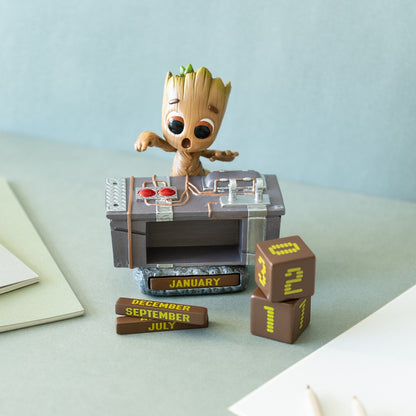 Calendario Perpetuo - Marvel (I am DJ Groot Death Button) 3D da Tavolo Figure Gadget Statua Decorazione per Scrivania Fans: Regalo Gadget Guardiani della Galassia 11,5 x 13,5 x 9,9 cm