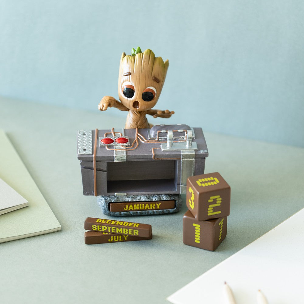 Calendario Perpetuo - Marvel (I am DJ Groot Death Button) 3D da Tavolo Figure Gadget Statua Decorazione per Scrivania Fans: Regalo Gadget Guardiani della Galassia 11,5 x 13,5 x 9,9 cm